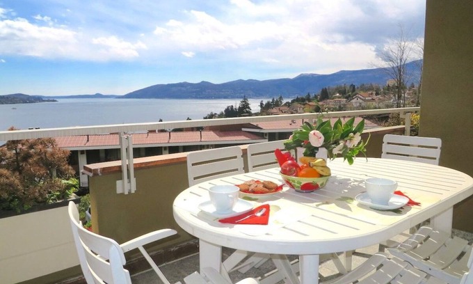 Susello Apartment | Selva 1 lake view apartment in Ghiffa with pool