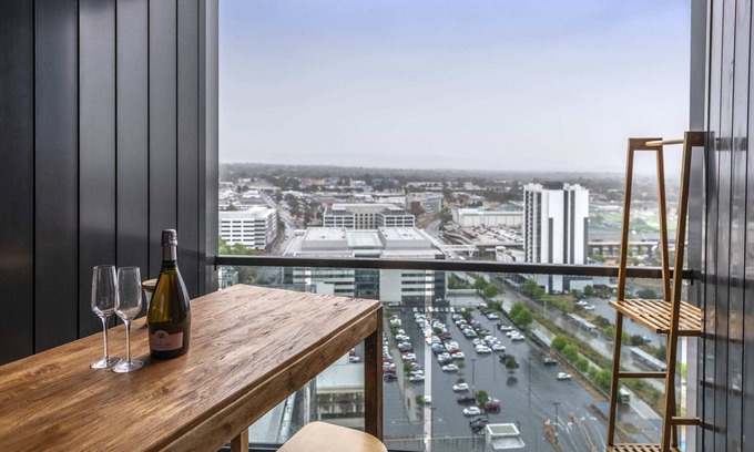 Belconnen Apartment | Sensational City and Lake View Delight - Belconnen