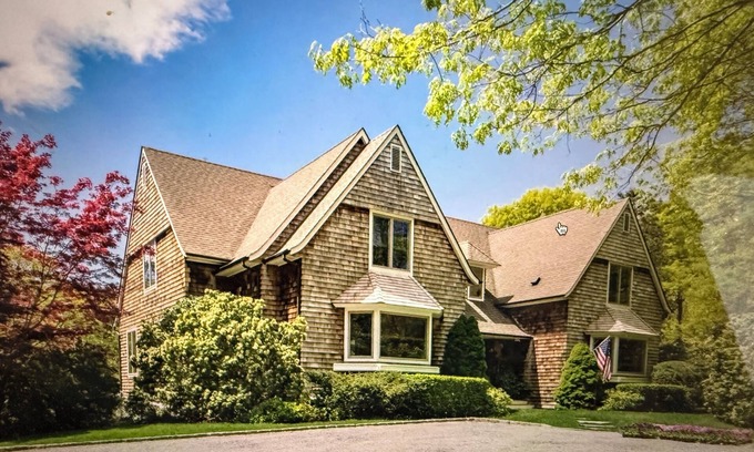 Northwest Harbor House | Sensational & Sophisticated 5 Bedroom Home in East Hampton
