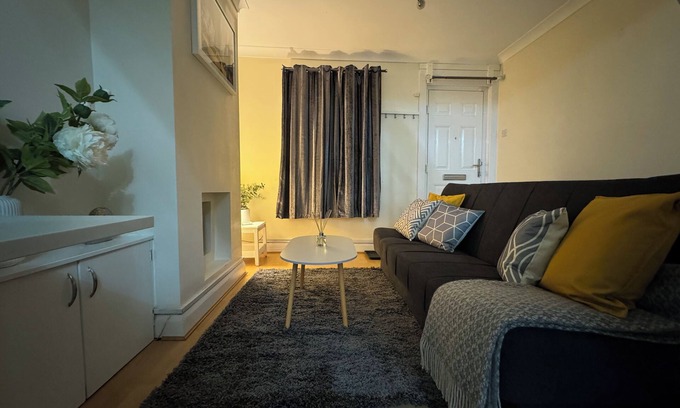Gravesend House | Serene 2-bedroom house with WiFi in charming Gravesend Kent