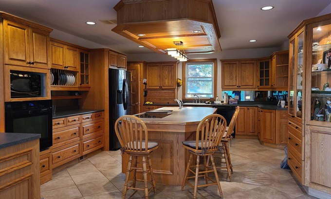 Whitchurch-Stouffville House | Serene 5 bedrm entire house on acres land & ponds