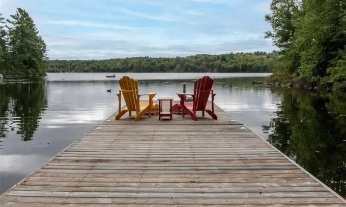 Lake of Bays Cabin | Serene, breathtaking waterfront views in Muskoka, half an hour from Algonquin!