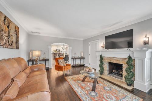Des Plaines House | Serene & Charming 5BR Des Plaines Getaway home