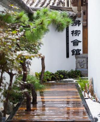 Dayan Old Town Bed & Breakfast | Serene Courtyard