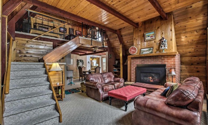 Sheridan House | Serene Creekside Sheridan Getaway Mountain Views!