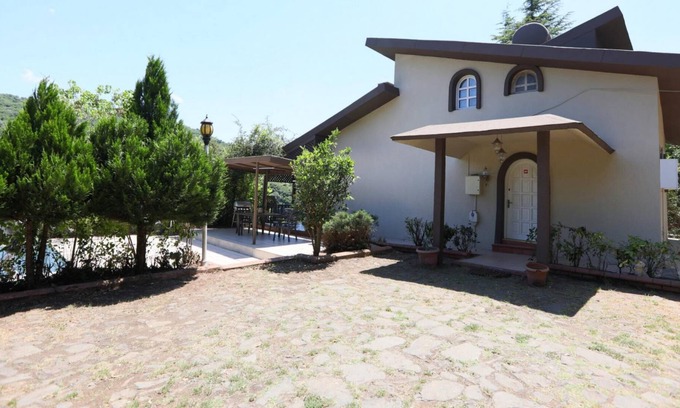 Beykoz Apartment | Serene House Surrounded by Nature in Beykoz