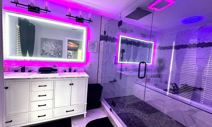 Spring Hill Apartment | Serene Lake View-King Bed,Jacuzzi, K-ette,Parking, Wifi