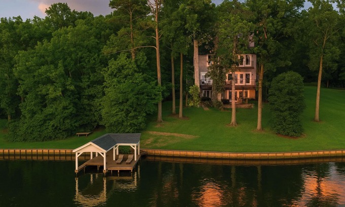 Macon House | Serene Lakefront-Firepit | Spa | Dock | SUP+Kayaks
