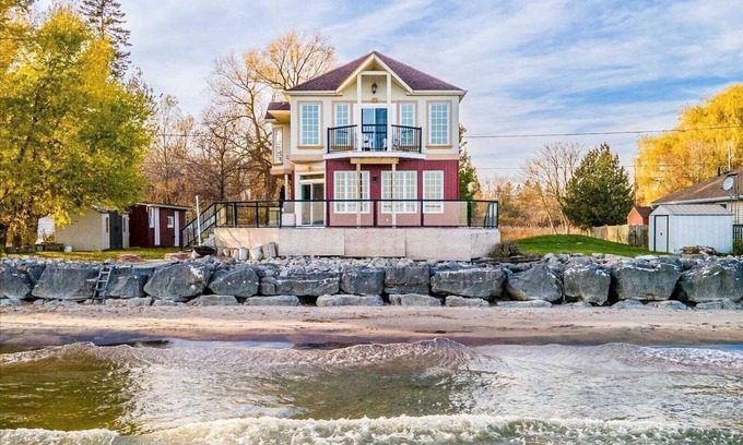 Bowmanville House | Serene Lakeside Retreat (Private Lake Access)