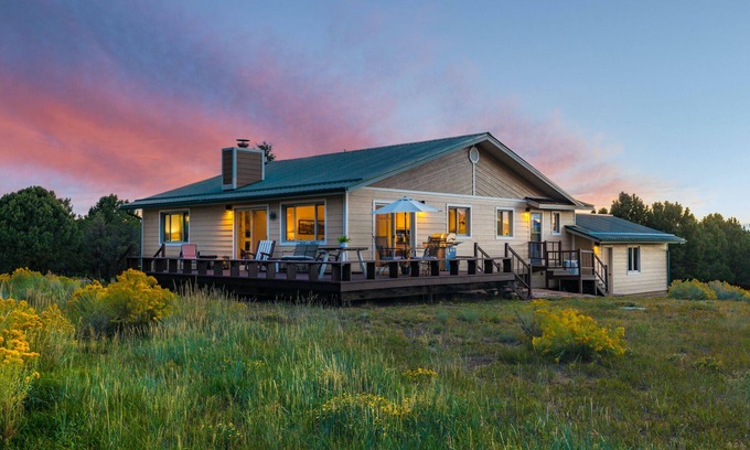 Loghill Village House | Serene Ranch Home-On Log Hill Mesa-Mountain Views & A/C STR2024-045
