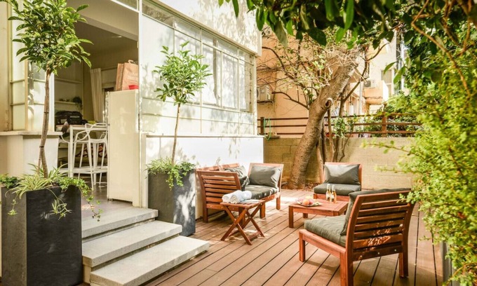 Tel Aviv Apartment | Serene Retreat with Lush Garden