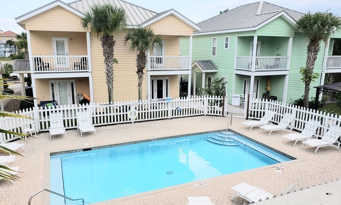 Holiday Beach House | "SERENITY by the SEA", Pool ,short walk to the beach !