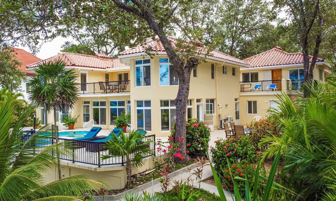 Roatan Villa | Serenity House, secret paradise facing the sea.