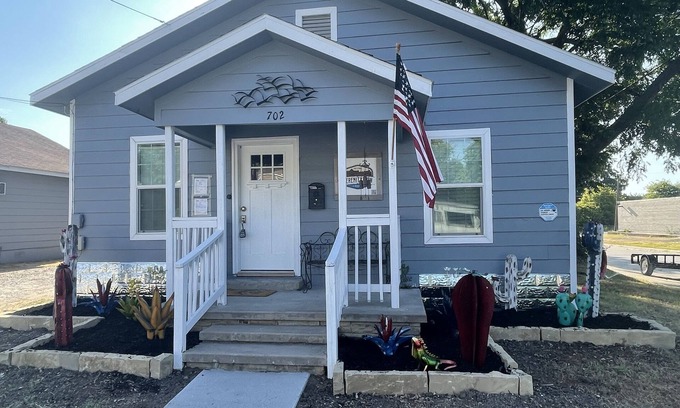 McKinney Cottage | Serenity Now-Downtown McKinney showplace