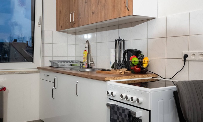 Marxloh Apartment | Serviceroom24 - Apartment 2 in Duisburg Wlan- Smart-tv - 24-7 Check-in und Küche