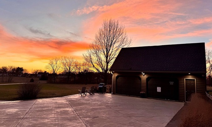 McLean County Apartment | Set on peaceful 5 acres, 5 min. from town, Private Building