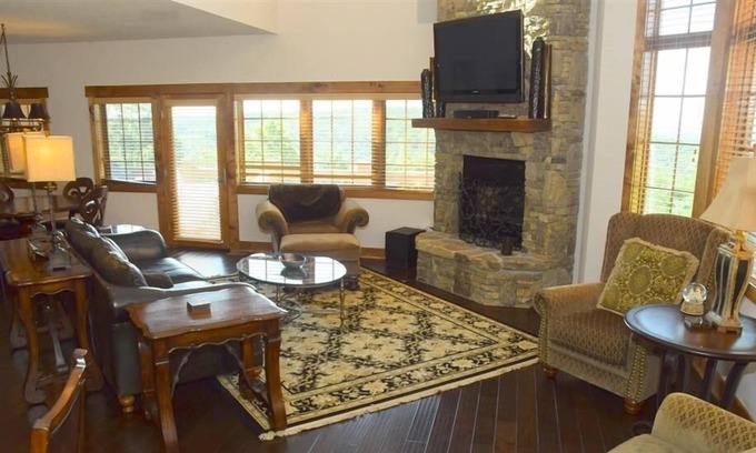 Champion House | Seven Springs 5 Bedrooms Premium Townhome, Ski In/ski Out 5 Townhouse by Redawning