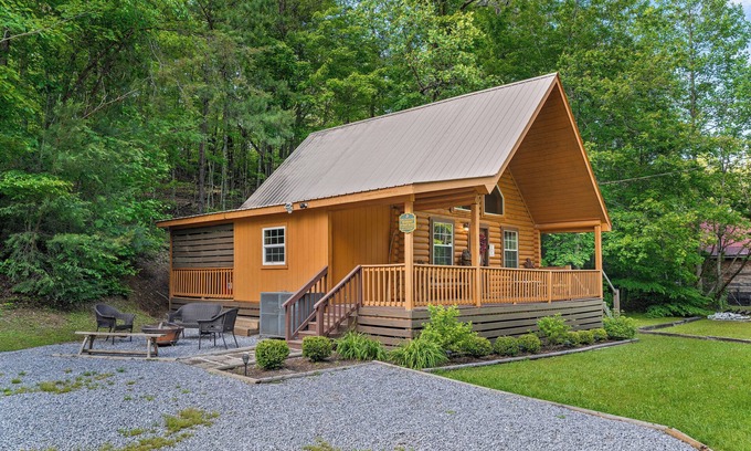 Gatlinburg - Pigeon Forge Cabin | Sevierville - The Hideaway at Grassy Branch - 3 Bdrms.