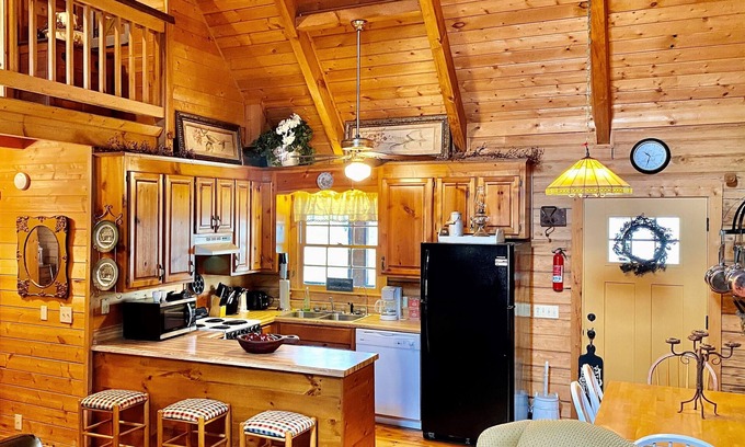 Pine Mountain Cabin | Shabby Chic meets the mountains! Sleeps 6