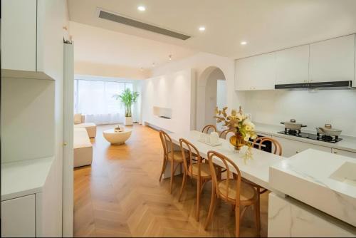 Huangpu Apartment | Shanghai Hills & Serendipity Family Homestay with 3 Bedrooms Near Line4&8 South Xizang Rd