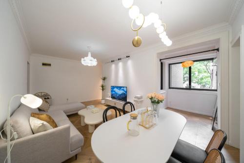 Huaihai Road Commercial Area Apartment | Shanghai Hills & Serendipity Springtime Family BNB with Two Rooms close to West Nanjing Rd