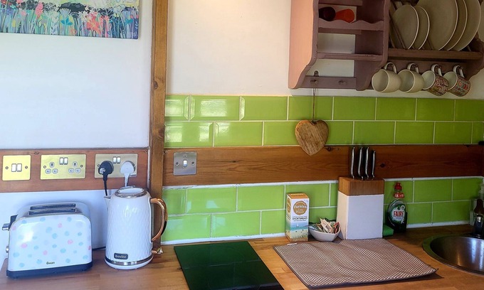 Wainhouse Corner Cabin | Shephards hut Style Cabin W/wood Fired hot tub