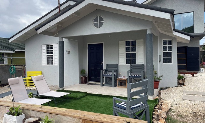 Falmouth House | Sians Starfruit Villa