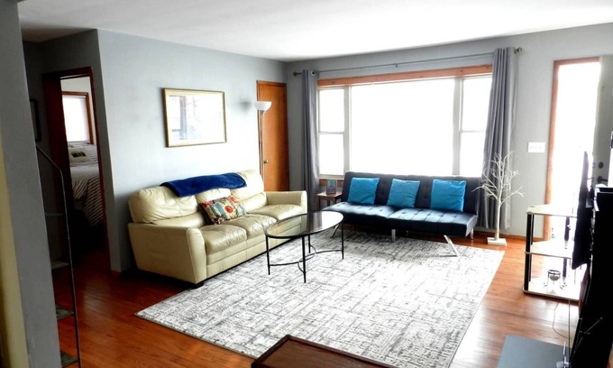 Monona House | Side B-Cute and Comfortable Home near Waterfront