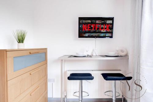 Stoke-on-Trent Apartment | Sienna Studio 1D Near Alton Towers with Free Wi-Fi and Netflix Access