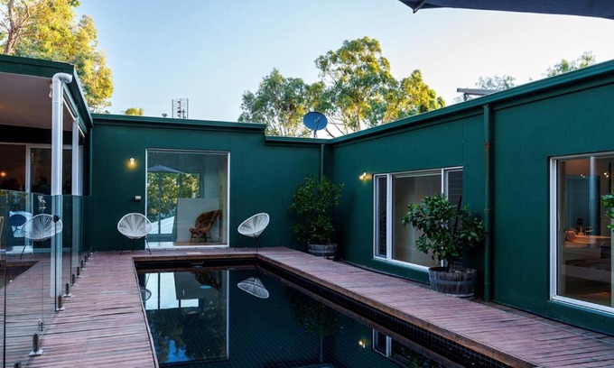 Castlemaine House | Signature Accommodation Montez House Pool Retreat