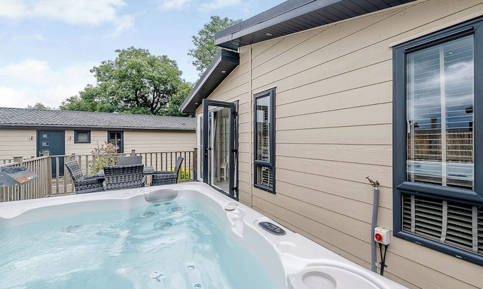 Honiton Ski Chalet | Signature Spa Five Pet