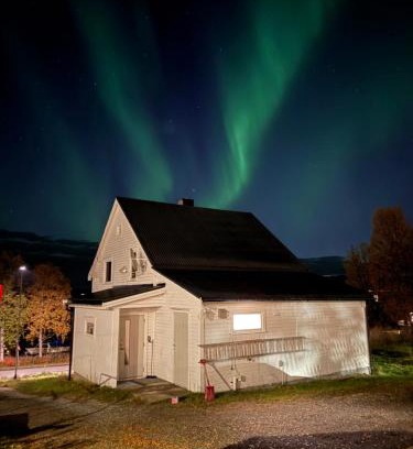 Tromso House | Sigridtunet - 4 bedroom Arctic experiences by the sea, with great opportunities to see the Northern lights dancing just for you!