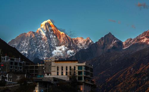 Wenchuan Hotel | Siguniang Mountain Star Moon Cliff Hotel