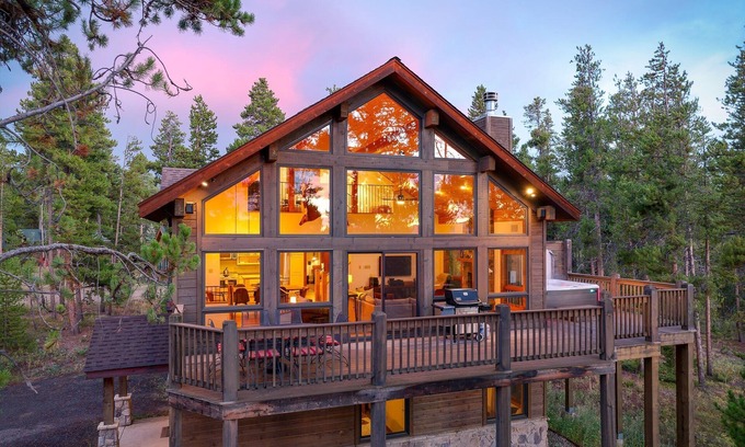 Sunset Ridge House | Silver Lining Lodge 374 I Amazing Views I Private Hot Tub I Best Price I Discounted Attractions