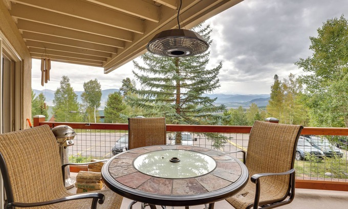 Mountain Country Apartment | Silverthorne Condo w/Lake Views: 10 Mi to Skiing!