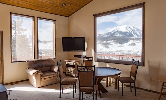Silverthorne Cabin | Silverthorne Mountain Cabin Views and Deck - 2br