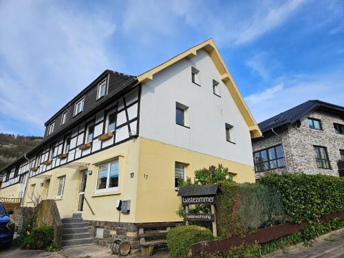 Einruhr Apartment | SIM01 Renovierte Monteurs- und Ferienwohnung in Simmerath