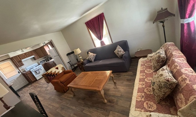 Youngstown House | "Simple Stay" Conveniently located to everything!