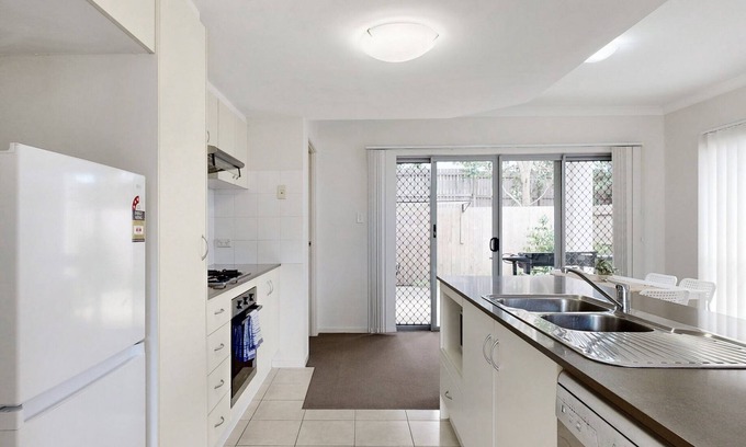 North Lakes Apartment | Simple & Sweet Mango Hill Apartment w Carpark