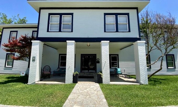 Glen Rose Apartment | Singing Trees Inn – Queen Bed Riverside Getaway