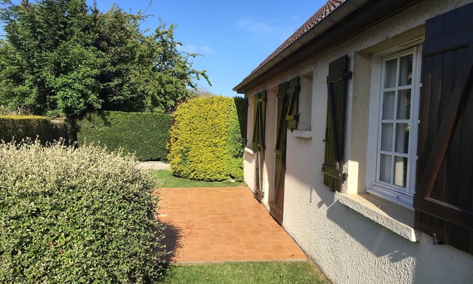 Bernieres-sur-Mer Apartment | Single storey house with enclosed garden 600 m from Bernières sur mer beach