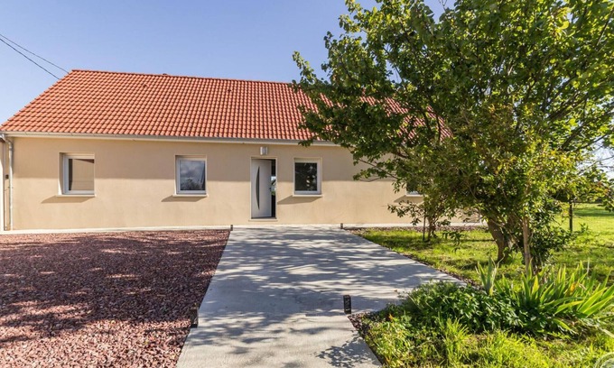 Vesly Cottage | Single-story house with garden and bikes, near beaches