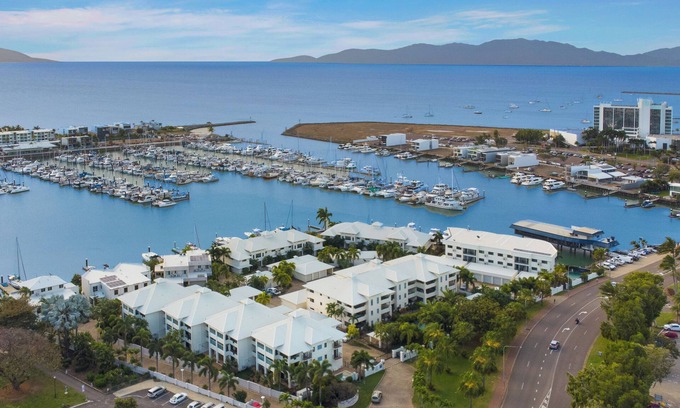 Townsville Apartment | Sir Leslie By The Harbour