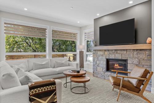 Teepee Town Villa | Sisters Summit - 5BD 4BA - Stunning Mountain Views With Private Hot tub & BBQ