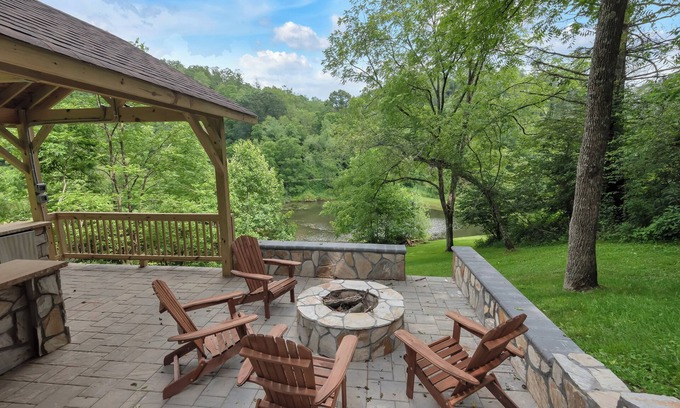 Grassy Creek Cabin | Sit n Ponder Dog-Friendly Log Cabin