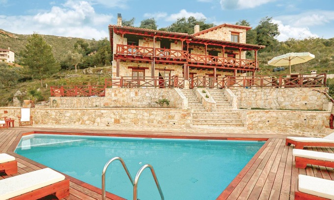 Paralia Porovitsis House | Situated in the northern part of the Peloponnese, this villa welcomes its guests in Akrata, a beauti
