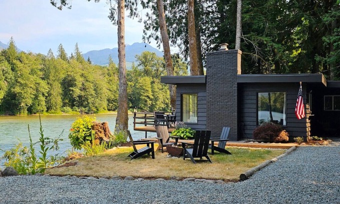 Marblemount House | Skagit Riverhouse Retreat- Dogs welcome
