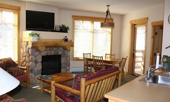 Copper Mountain Village Condo | Ski in/Ski Out, 2 BR/2 BA, *Sleeps 8*