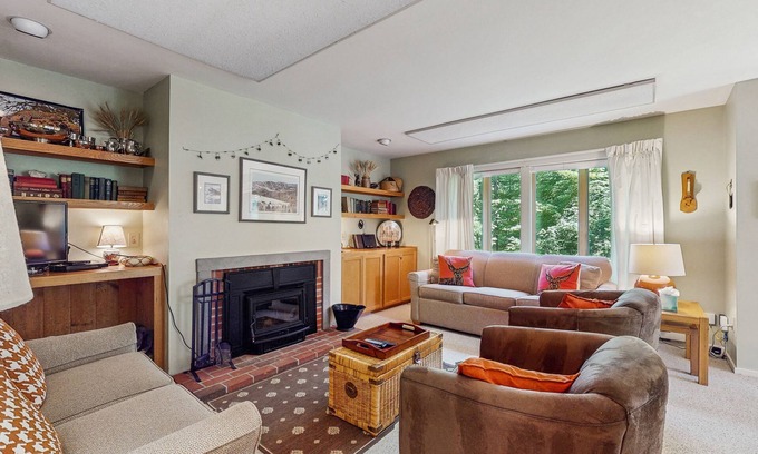 Warren Condo | Ski-in/ski-out condo w/balcony, mountain & valley views, grill, pool, fireplace