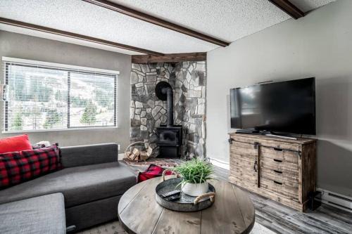 Hemlock Valley Apartment | ski-in/ski-out, cozy, mountain view condo